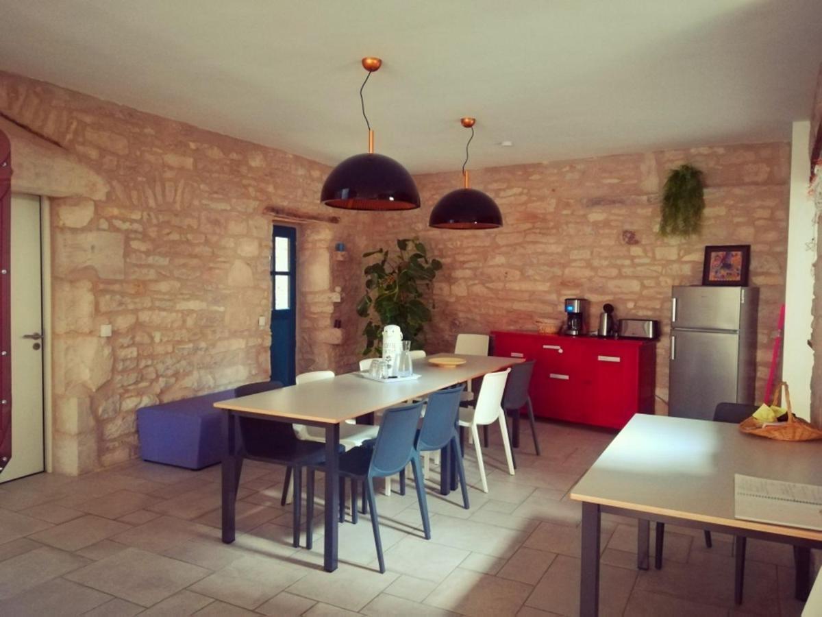 Gite La Maison Des Pelerins Villeneuve-dʼAveyron Buitenkant foto