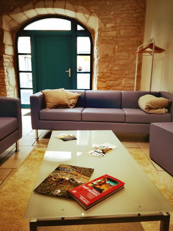 Gite La Maison Des Pelerins Villeneuve-dʼAveyron Buitenkant foto
